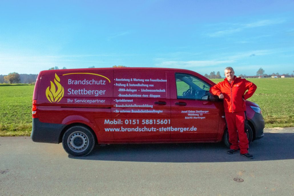 profil_header-1 Techniker im roten Overall am Firmenwagen der Brandschutz Stettberger GmbH