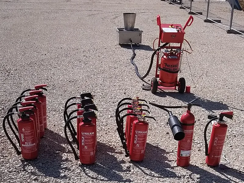 Feuerlöscher und ein fahrbarer Löscher für eine Brandschutzübung im Freien
