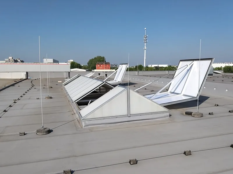 Geöffnete Rauch- und Wärmeabzugsklappen auf einem Flachdach