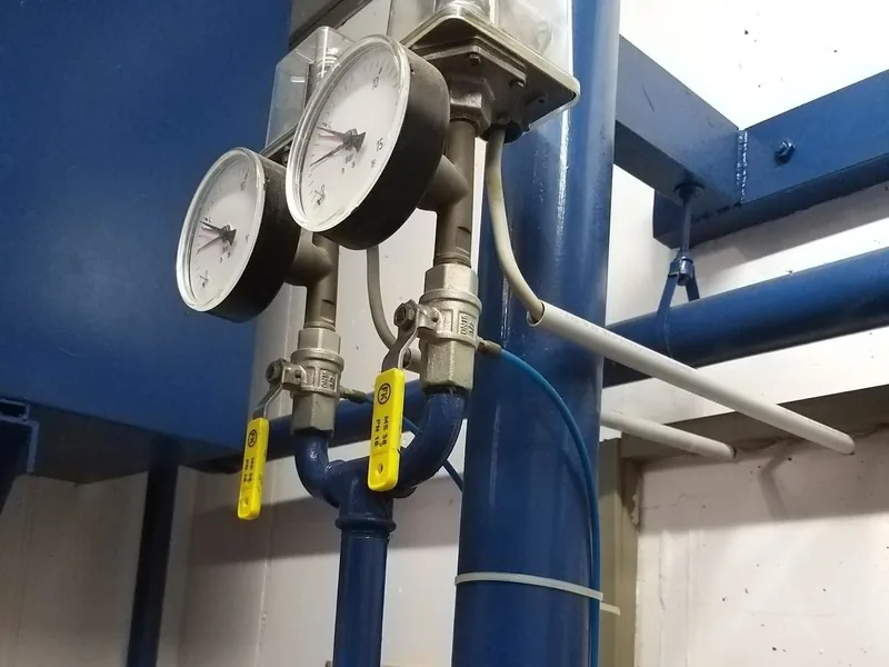 Manometer und Ventile an der Steigleitung einer Sprinkleranlage