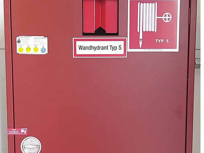 Roter Wandhydrantenschrank mit Schild Wandhydrant Typ S